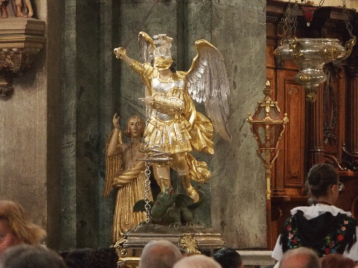 Statue de Saint-Michel à l'intérieur de la basilique