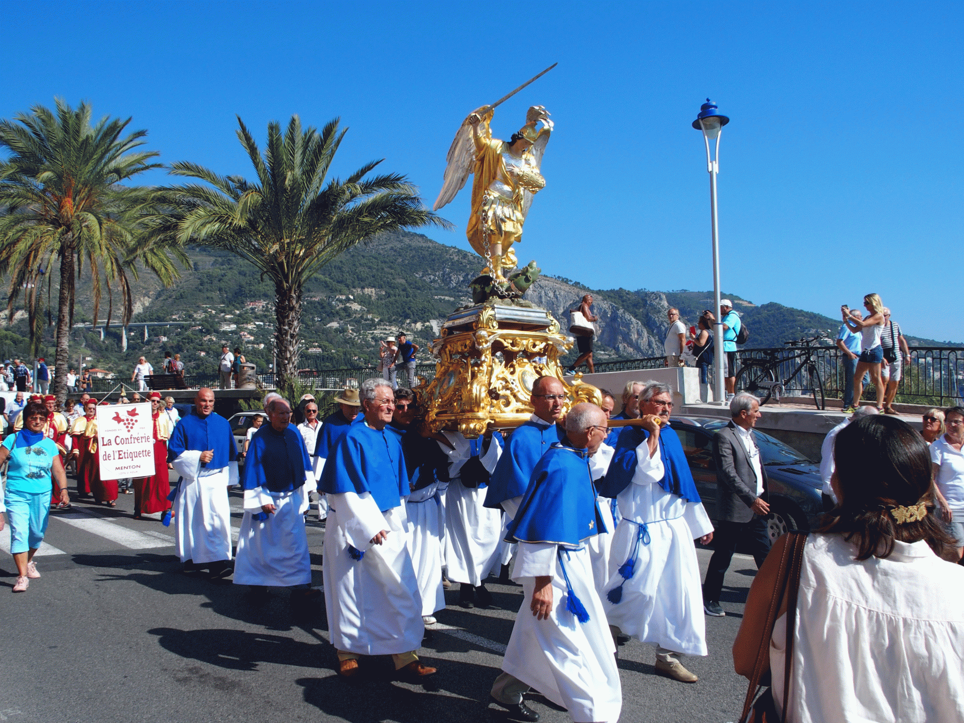 Statue portée par les frères de la confrérie Saint-Michel