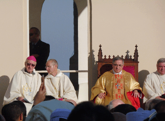 De g à d : Mgr Teissier, Mgr Vesco, Cardinal Becciu, Mgr Luciano Russo