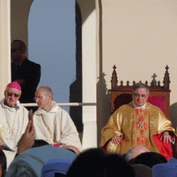 De g à d : Mgr Teissier, Mgr Vesco, Cardinal Becciu, Mgr Luciano Russo