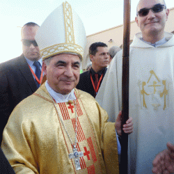 Cardinal Giovanni Angelo Becciu, envoyé du Pape et le Père Trappiste Thomas Georgeon
