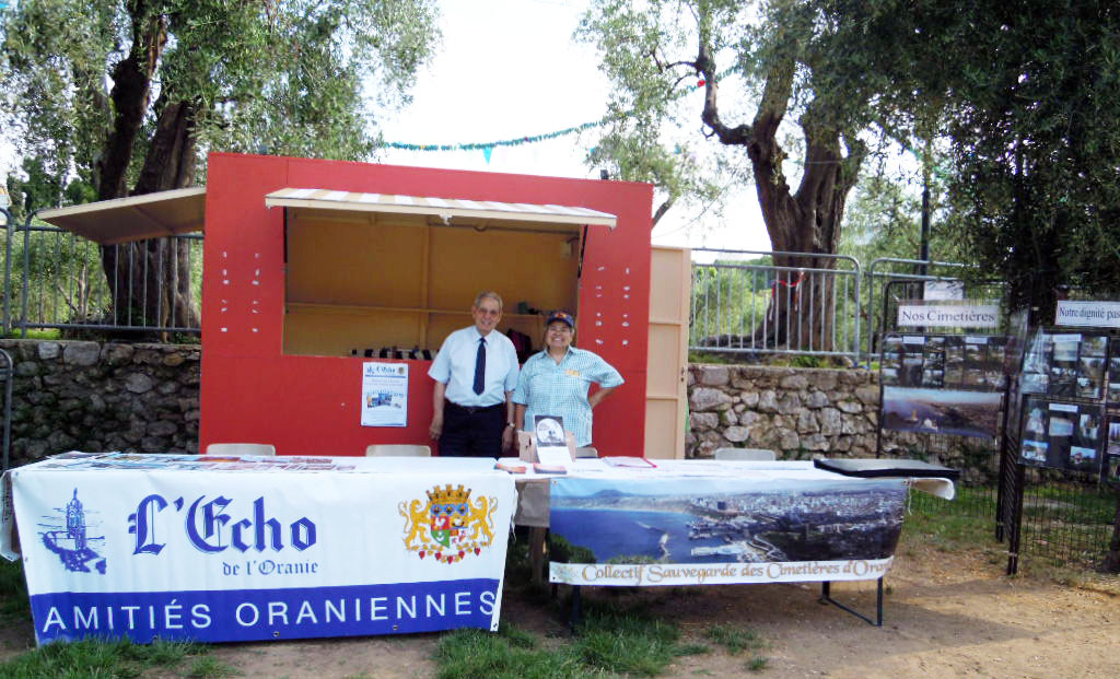 René Roman et Nicole Botella sur le stand Écho de l'Oranie / CSCO