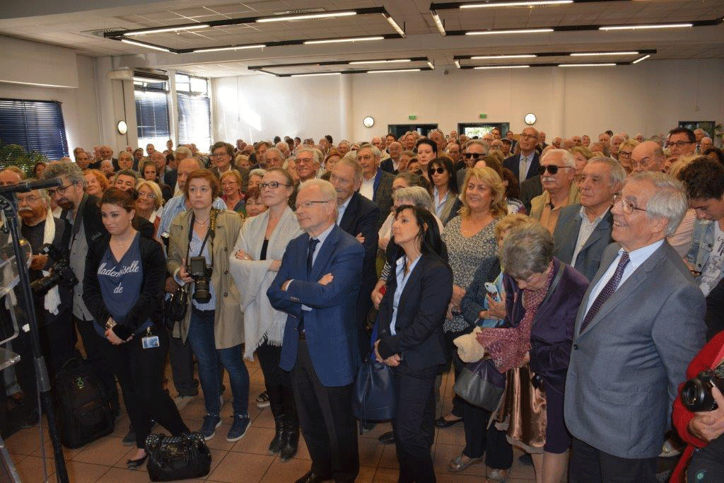 Participants - Devant à droite, M. Jean-Claude Simon, président des Amitiés Oraniennes