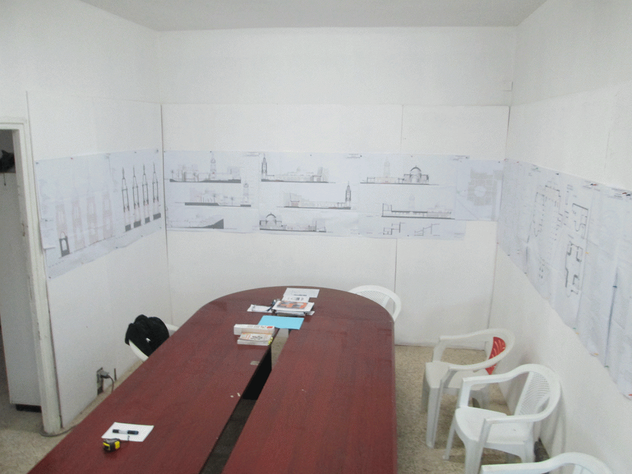 Salle de travail avec les plans des travaux