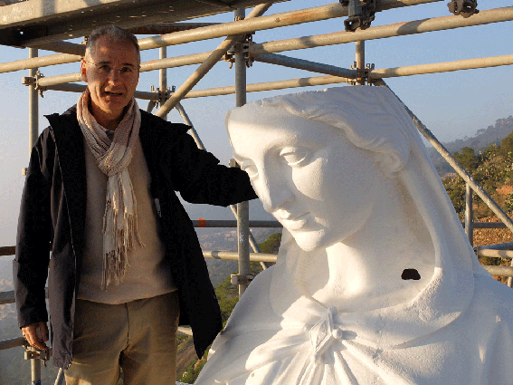 Mgr Vesco auprès de la Vierge